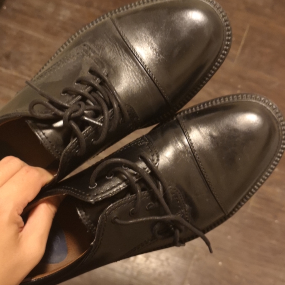 Dockers leather shoe.
